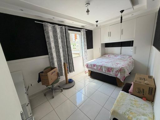 Dormitório espaçoso e bem iluminado.