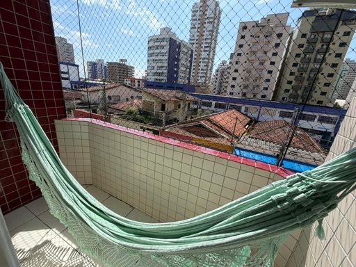 Sacada com vista lateral do mar.