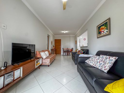 Sala ampla e bem iluminada de 2 ambientes.