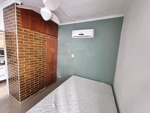 Sala living ampla e bem iluminada.