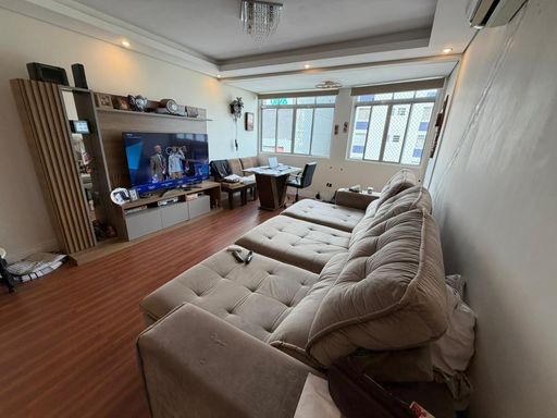 Sala ampla e bem iluminada.