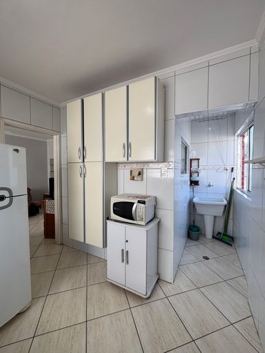 Cozinha com armários brancos