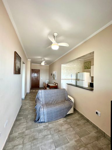 Sala de 2 ambientes com ventilador de teto, mesa de jantar e sofá