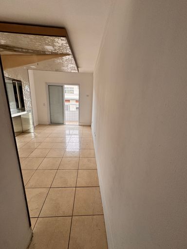 Suíte ampla e bem iluminada com uma sacada privativa de frente para rua.