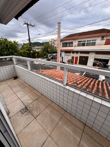 Sacada privativa da suíte de frente para rua.