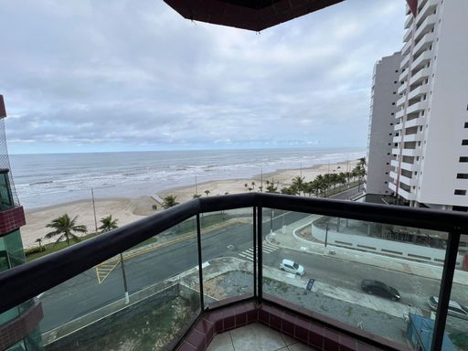 Sacada da sala com vista para o mar.