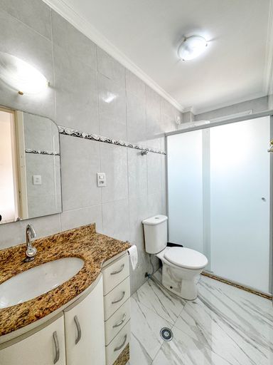 WC suíte com box de vidro.