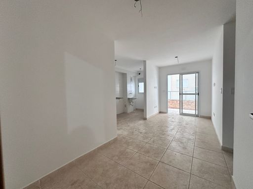 Sala bem iluminada de 2 ambientes.