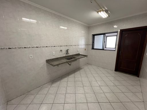 Cozinha espaçosa com pia.