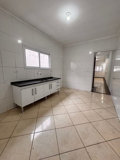 Cozinha ampla e bem iluminada.