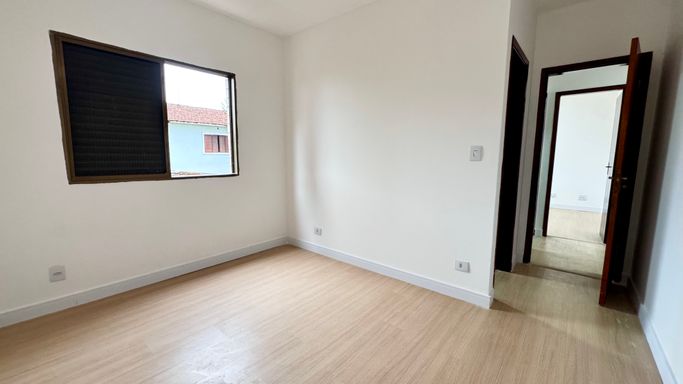 Suíte bem iluminado com piso laminado.