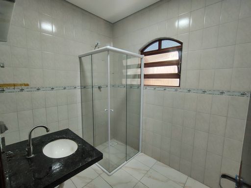 WC social com box de vidro.