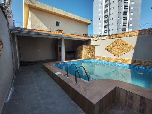 Piscina com cascata.