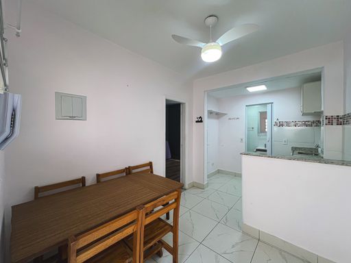 Sala com mesa de jantar e ventilador de teto.