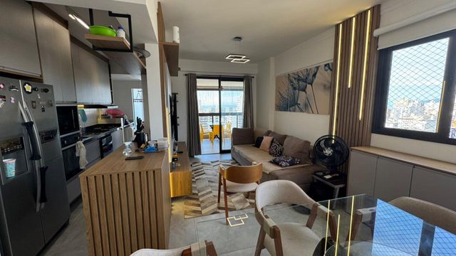 Sala ampla e bem iluminada.