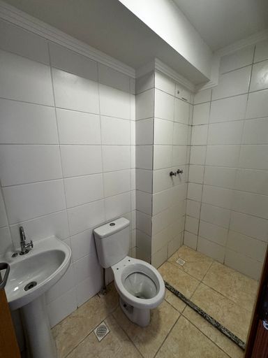 WC suíte com uma pia.