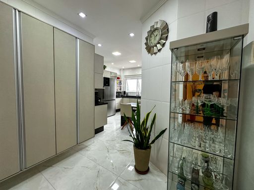 Cozinha ampla com armários planejados.