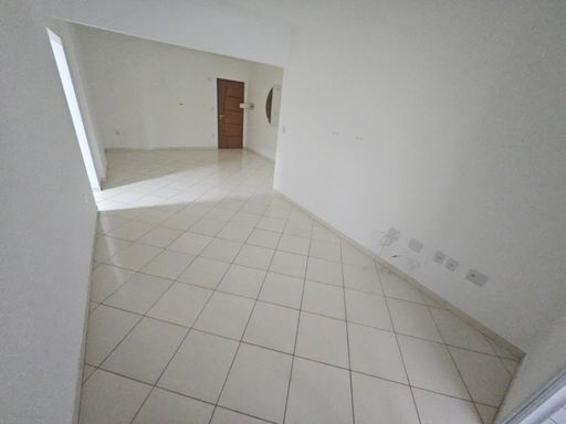 Sala ampla de 2 ambientes.