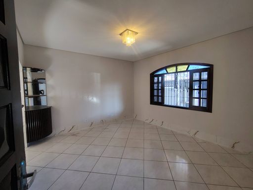 Sala bem espaçosa e bem iluminada.