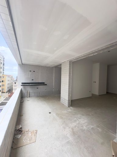 Sacada gourmet com vista parcial para o mar.