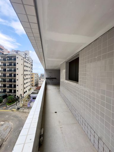 Sacada gourmet com vista parcial para o mar.