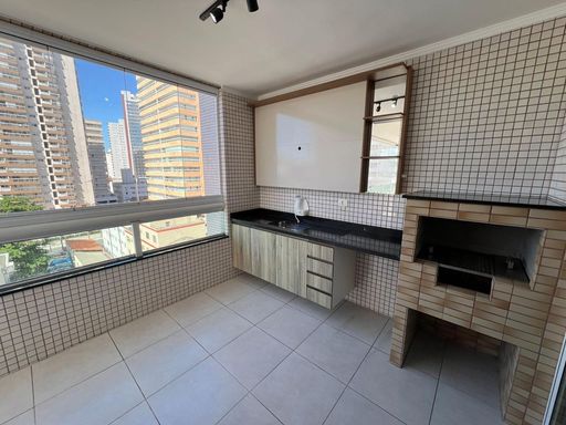 Sacada gourmet envidraçada com vista livre.