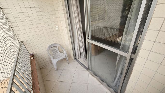 Sacada de frente para rua com vista para o mar.