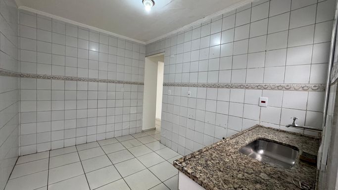 Cozinha espaçosa com uma pia.