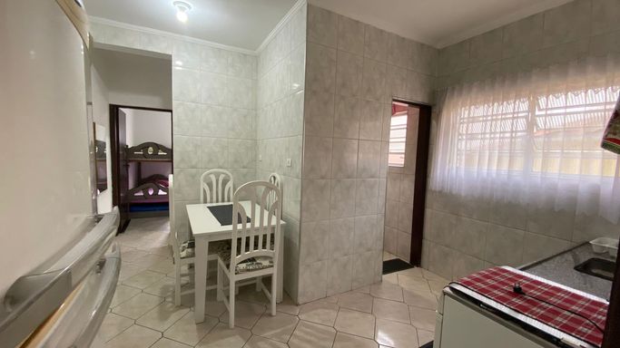 Cozinha espaçosa e arejada.