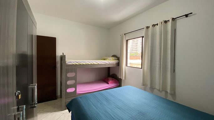 Dormitório bem iluminado e arejado com vista para rua.