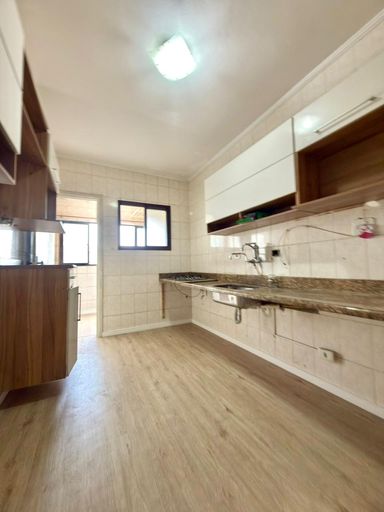 Cozinha com uma pia e cooktop.