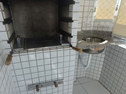 Sacada com churrasqueira e pia.