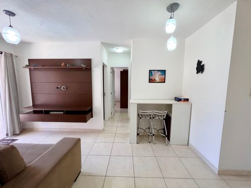 Sala bem iluminada de 2 ambientes com ar-condicionado.