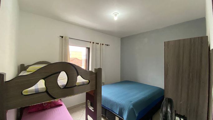 Dormitório bem iluminado e arejado com vista para rua.