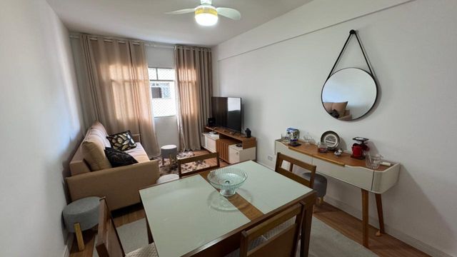 Sala bem iluminada com um ventilador de teto.