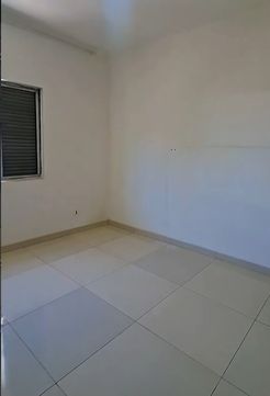 Segundo dormitório bem iluminado.