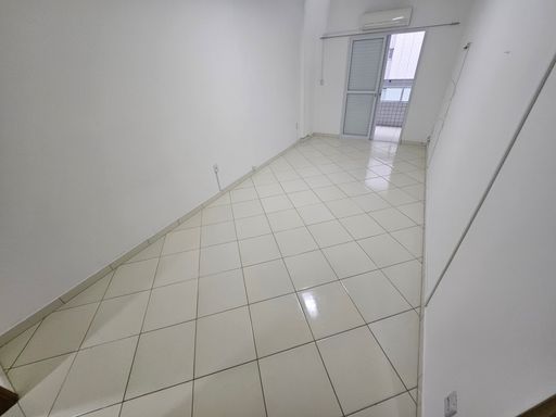 Suíte amplo com acesso a sacada e ar-condicionado.