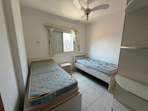 Dormitório muito bem iluminado com ventilador de teto.