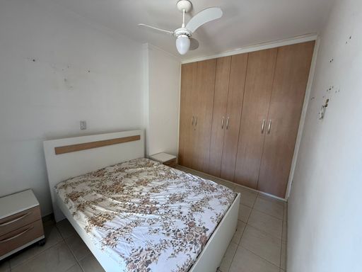 Suíte bem iluminada com acesso a sacada gourmet.