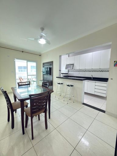 Sala de 2 ambientes bem iluminado com ventilador de teto.