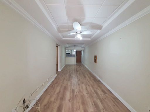 Sala ampla e bem iluminada