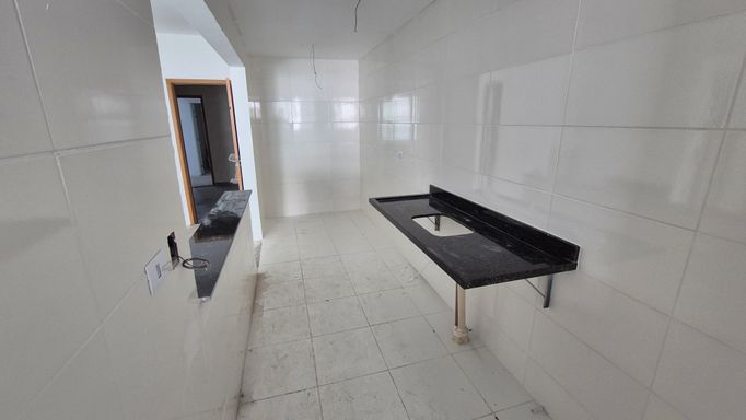 Cozinha americana com uma pia.