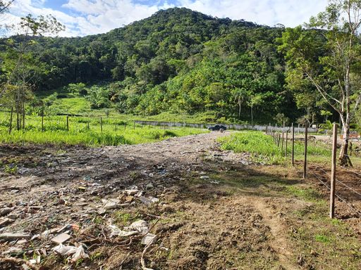 Terreno amplo, rodeado por árvores e com abundante ar livre
