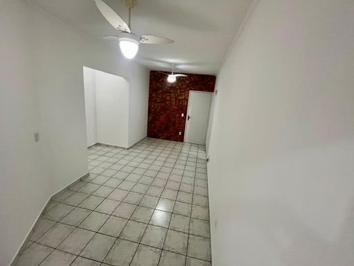 Sala com dois ambientes com dois ventiladores de teto e acesso à sacada.