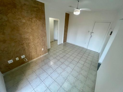 Sala muito bem iluminada com ventilador de teto.