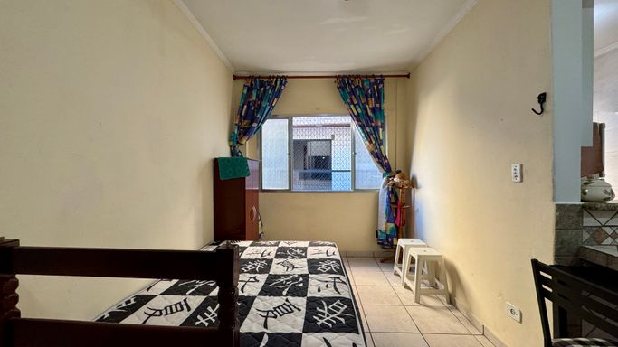 Sala living ampla, mobiliada e com ventilador de teto.