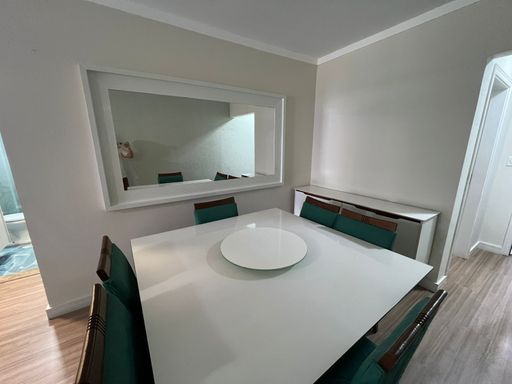 Sala de 2 ambientes com ar-condicionado.