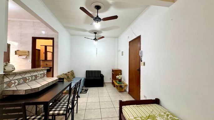Sala living ampla, mobiliada e com ventilador de teto.