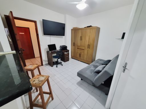 Sala com ventilador de teto.