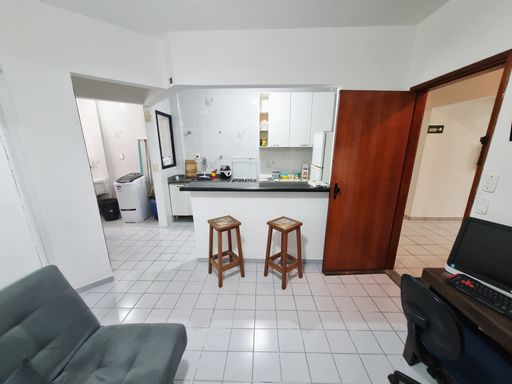 Sala com ventilador de teto.